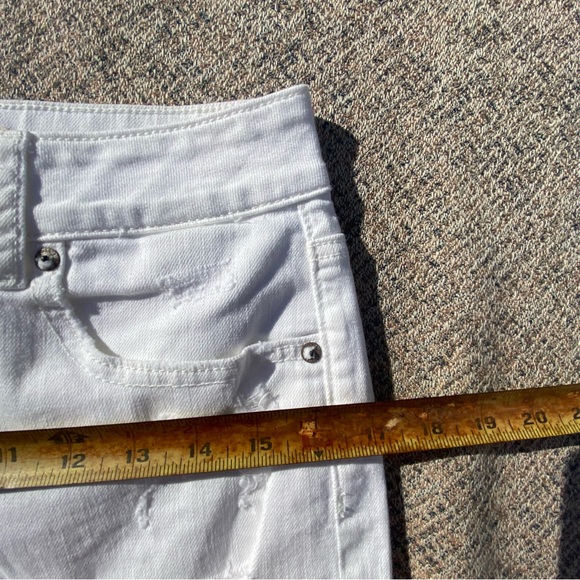 American Eagle Hi Rise Shortie Shorts Denim White Ripped Casual size 6 28 - Picture 9 of 11